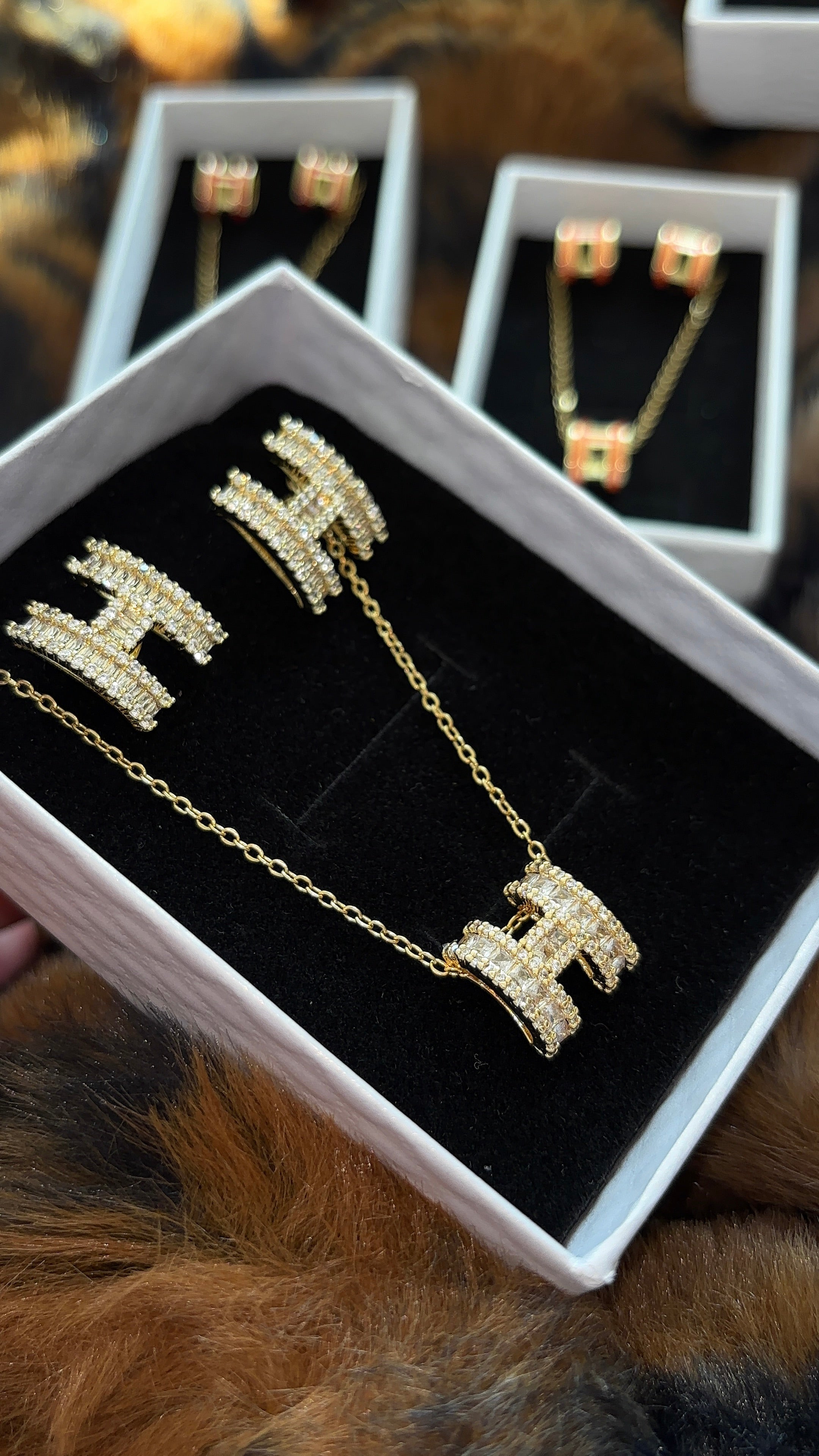 Gold H Jewellery Set