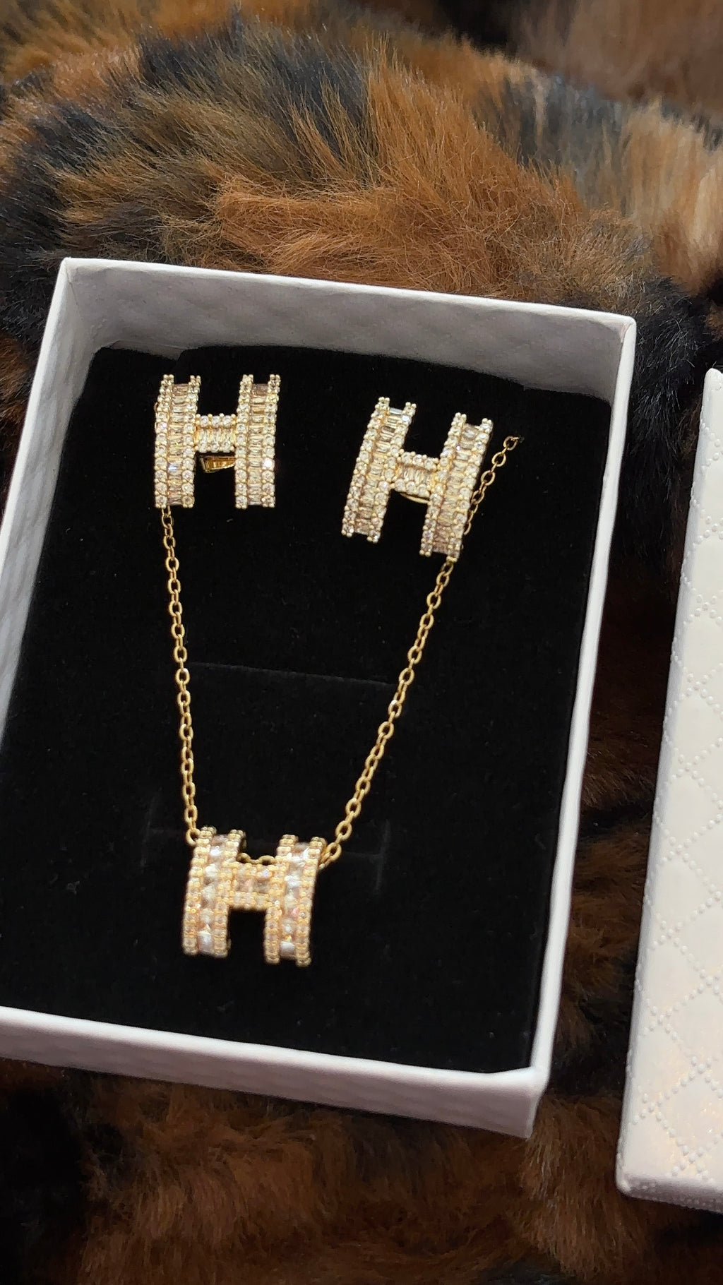Gold H Jewellery Set