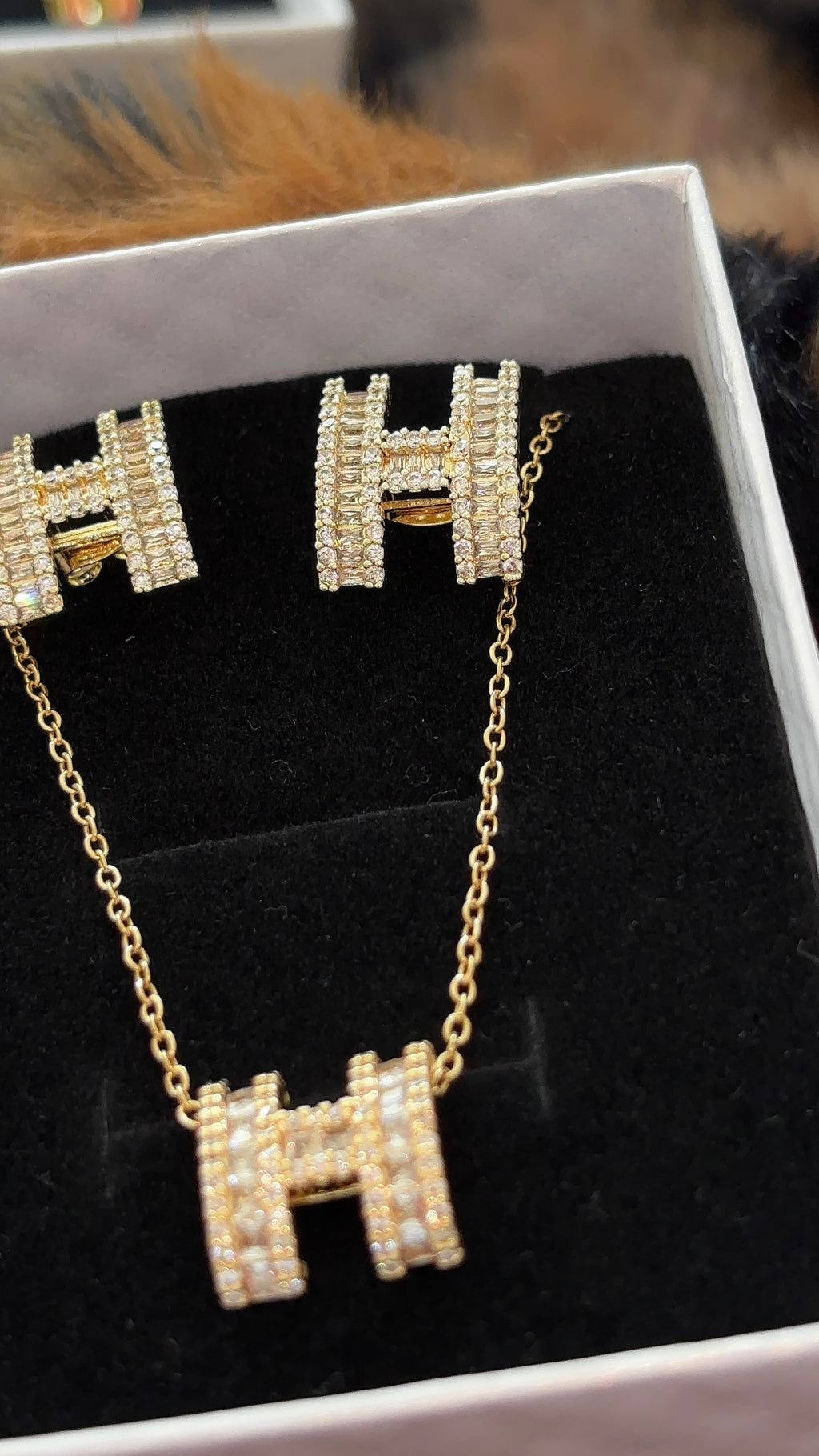 Gold H Jewellery Set
