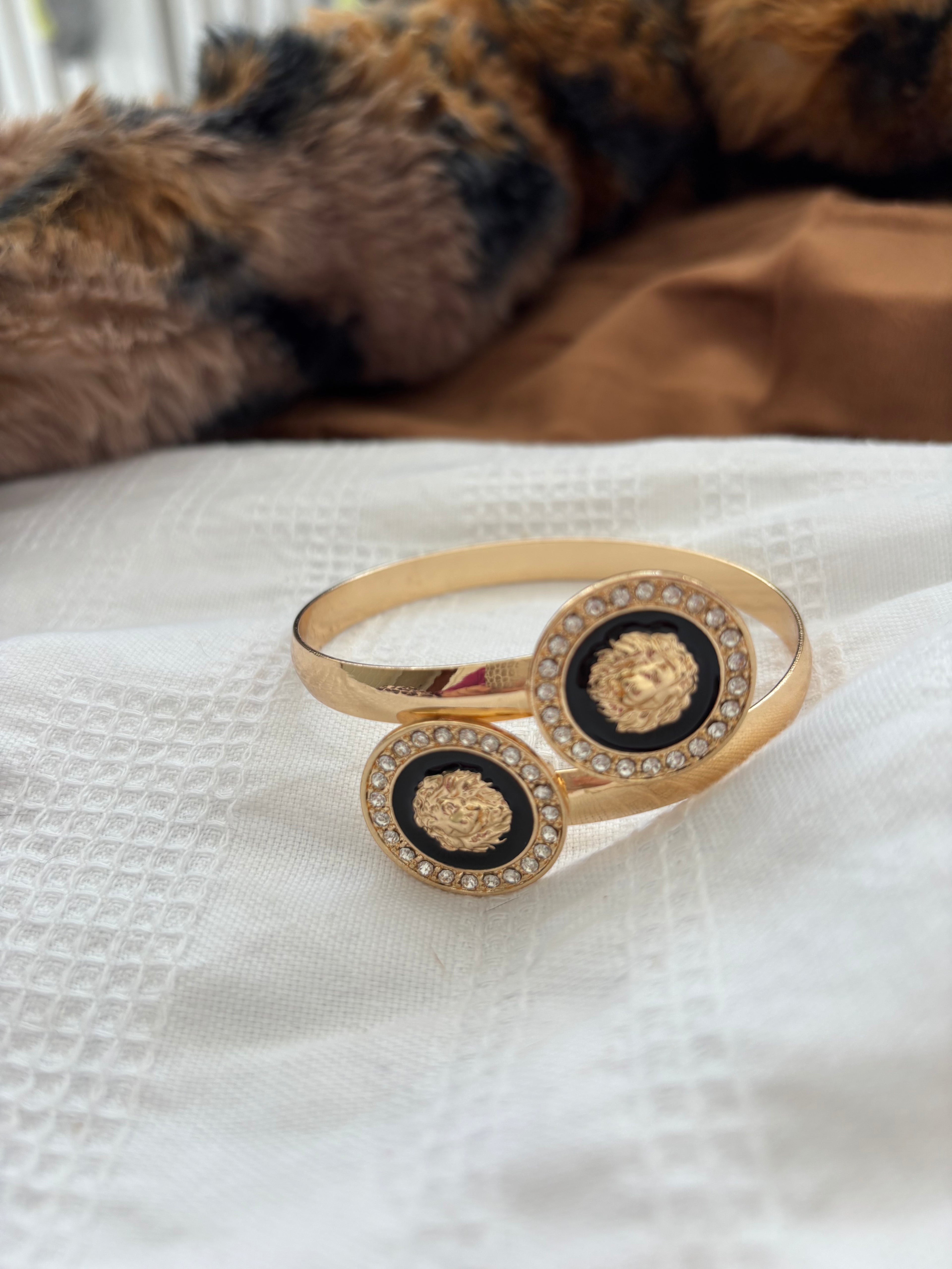 V Jewellery