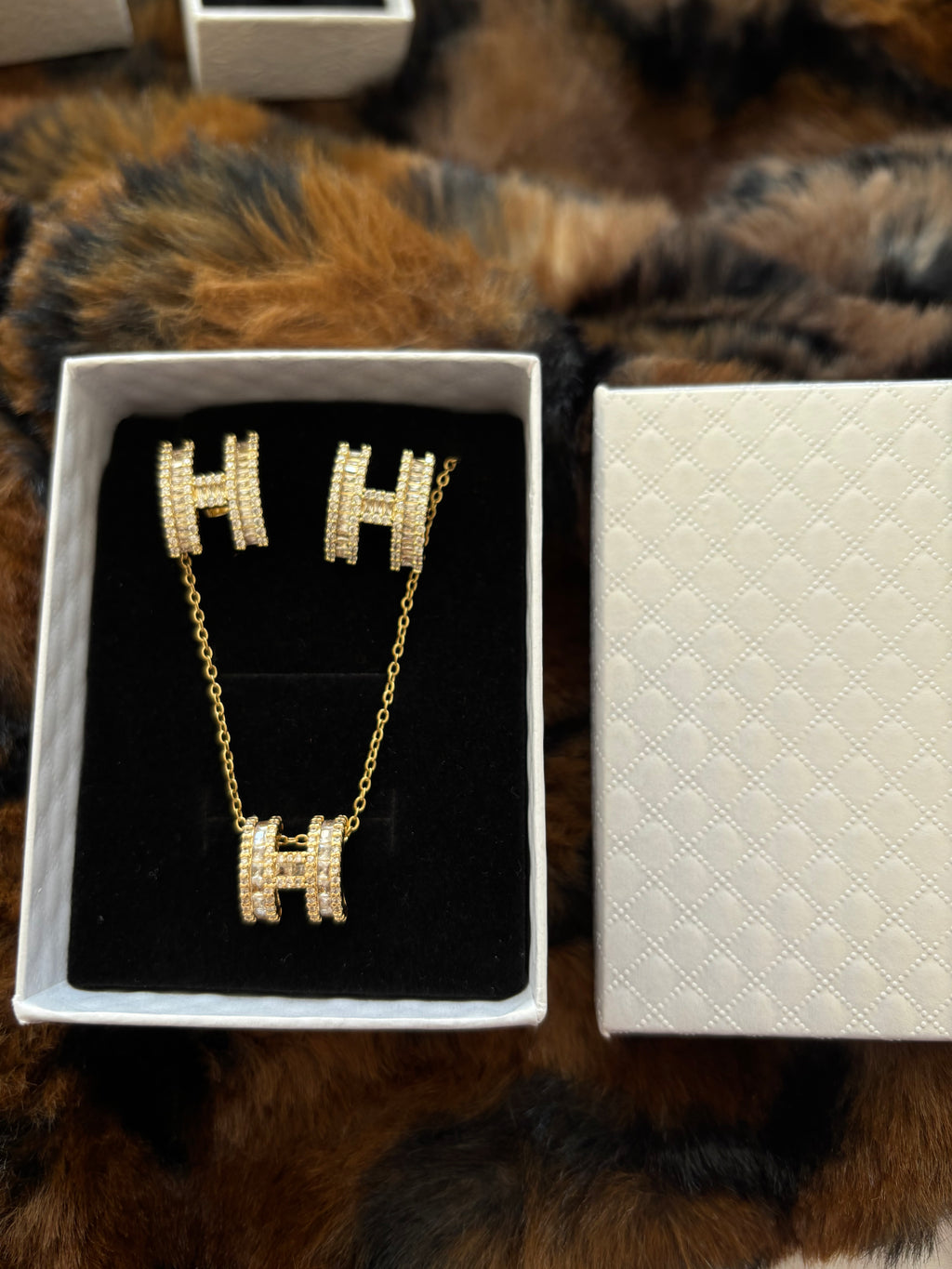 Gold H Jewellery Set