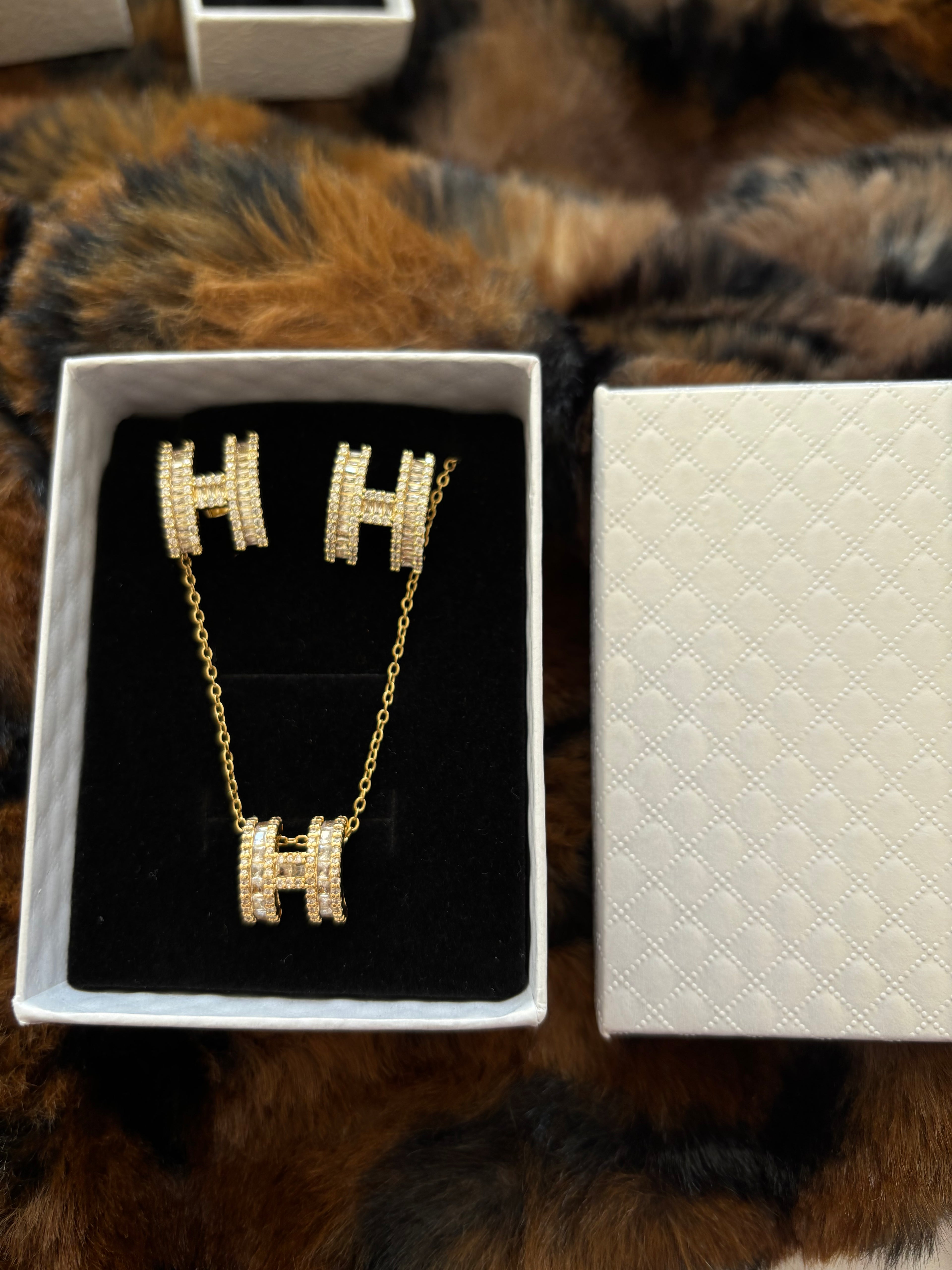 Gold H Jewellery Set